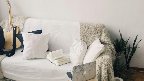 apartment-books-chair-698170